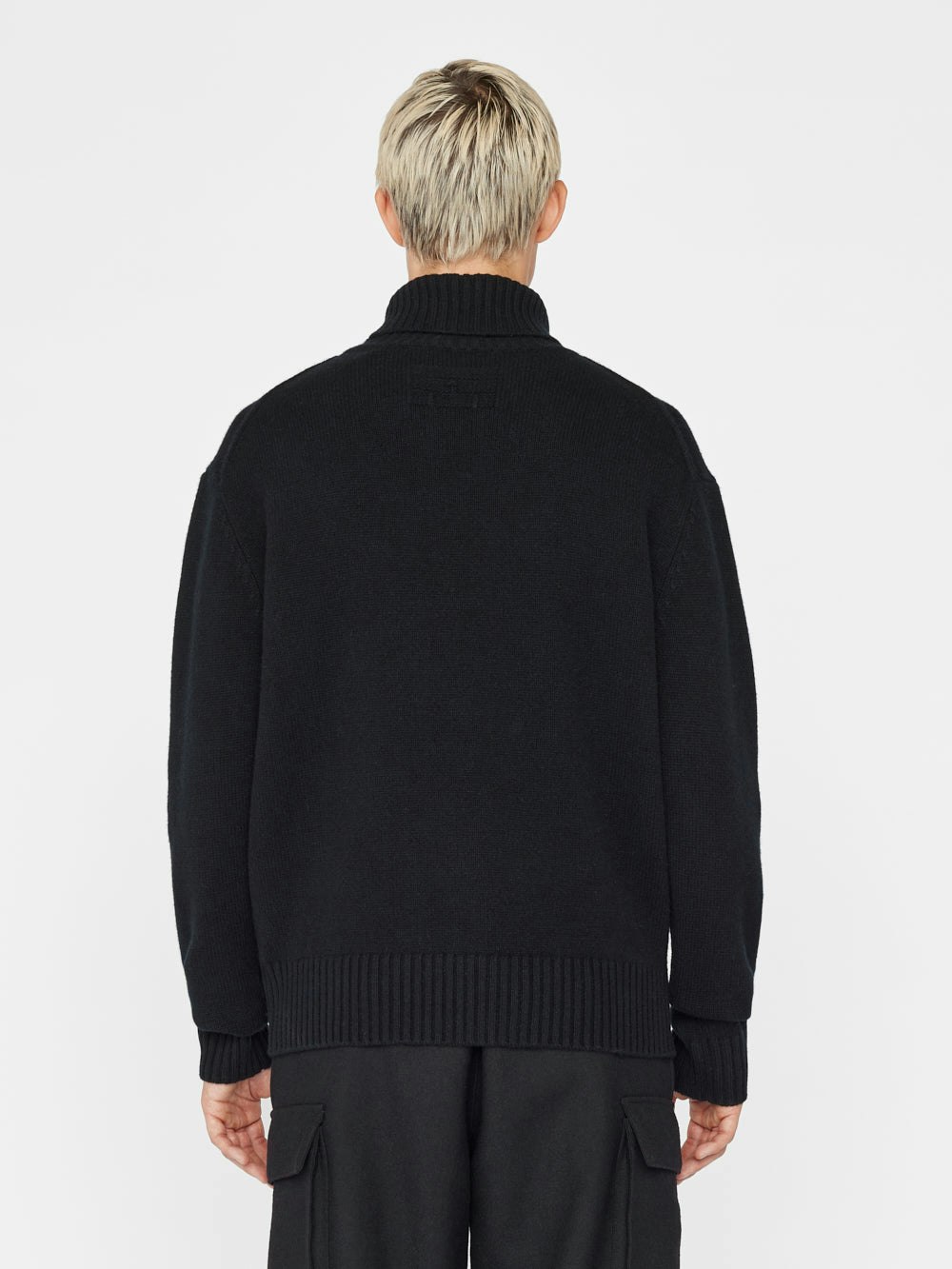 turtleneck back view alt:fit1